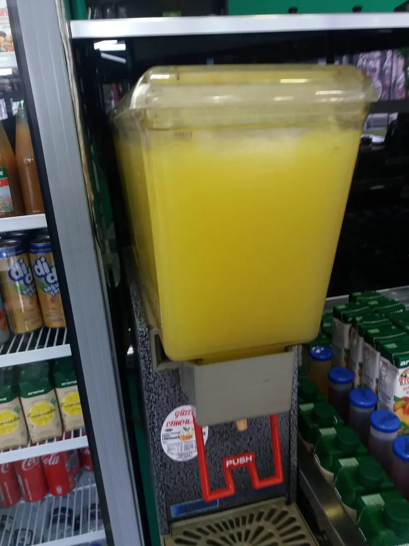 Bir markette limonata dolu dispenser