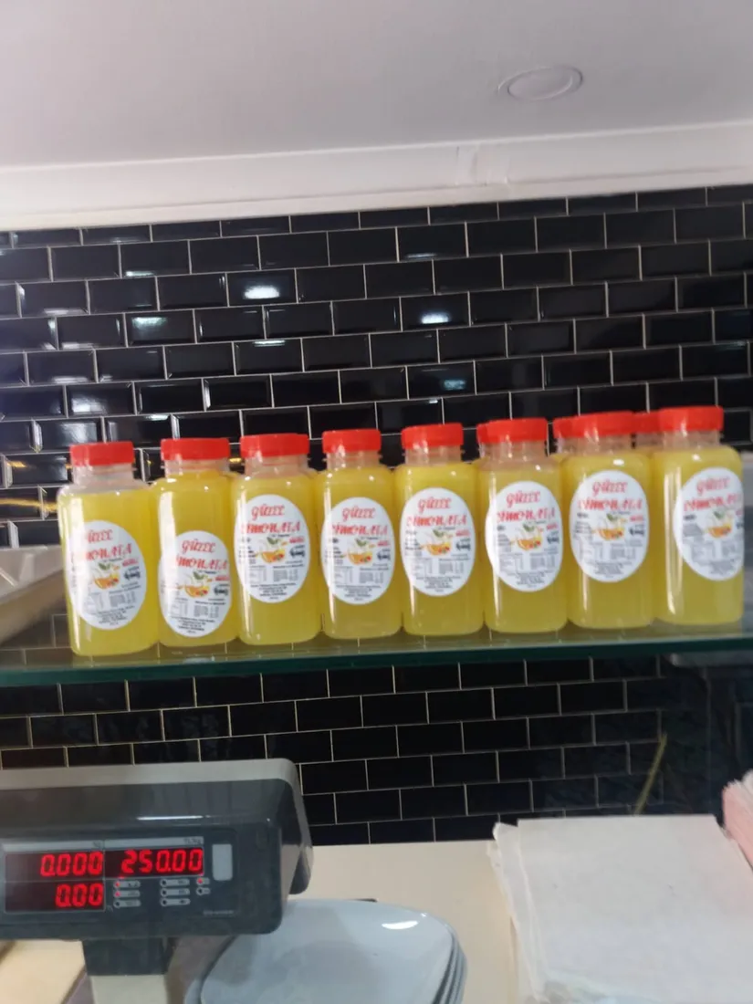 Tezgâh üstünde sıralanmış Güzel Limonata şişeleri